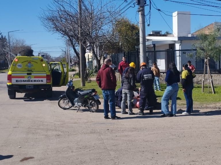 Los servidores públicos trabajando en el lugar del accidente.