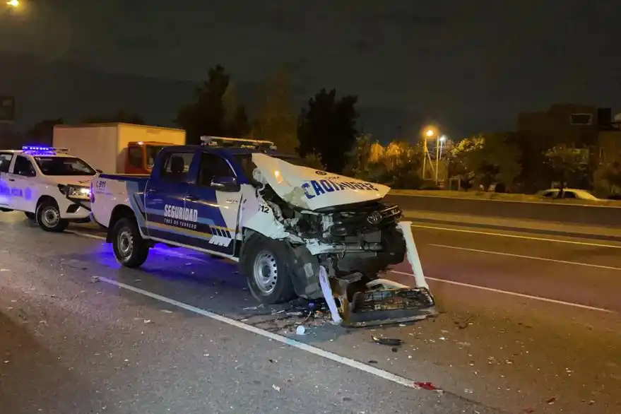 Una persecución policial terminó con tiros, un choque múltiple y demoras en Acceso Oeste: Hay 3 detenidos