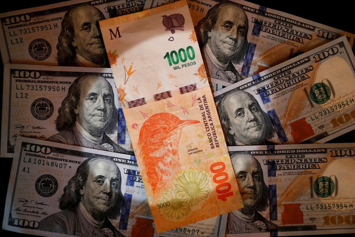 El mercado del dólar blue experimentó una notable reversión en su tendencia al registrar su primera disminución en un lapso de dos semanas.