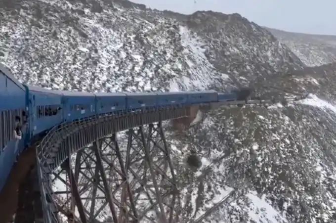 El Tren a las Nubes atravesó una histórica nevada en Salta