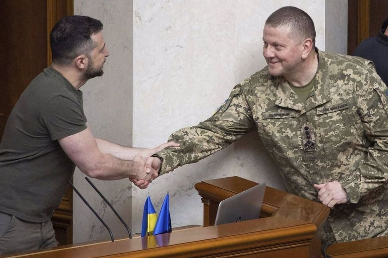 Zelenski admitió dificultades de Ucrania ante bombardeos rusos y reclama armamento