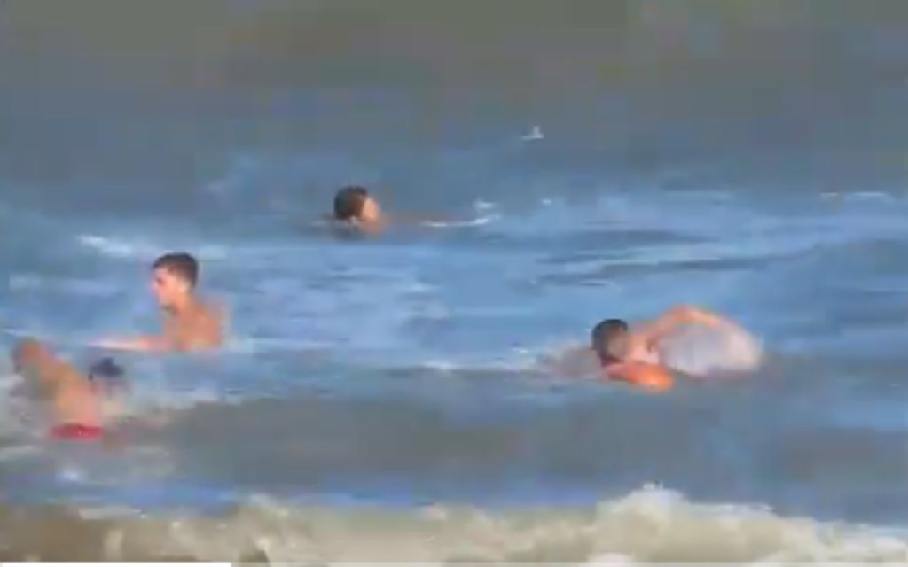 Guardavidas de Malvinas realizaron un impresionante rescate múltiple en Villa Gesell.