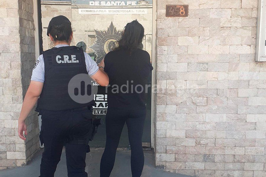 Forzó dos puertas para entrar a una casa y, cuando salía, fue atrapada por la policía