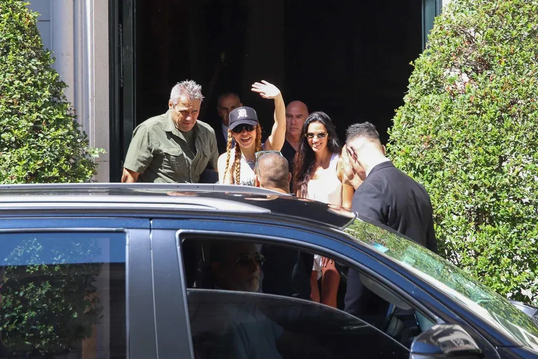 Shakira ya está en Argentina y pese al calor saludó a sus fans en la puerta del hotel