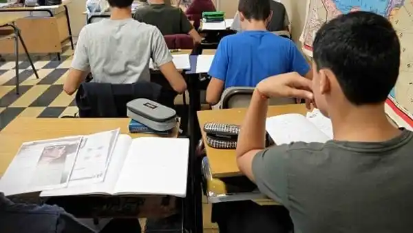 Escándalo en Italia: una profesora tuvo un hijo con su alumno de 14