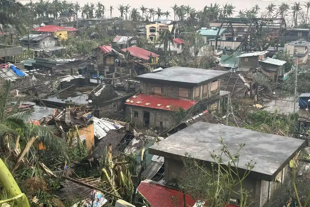 Casas dañadas por el tifón Man-yi en Viga, provincia de Catanduanes, en el nordeste de Filipinas.