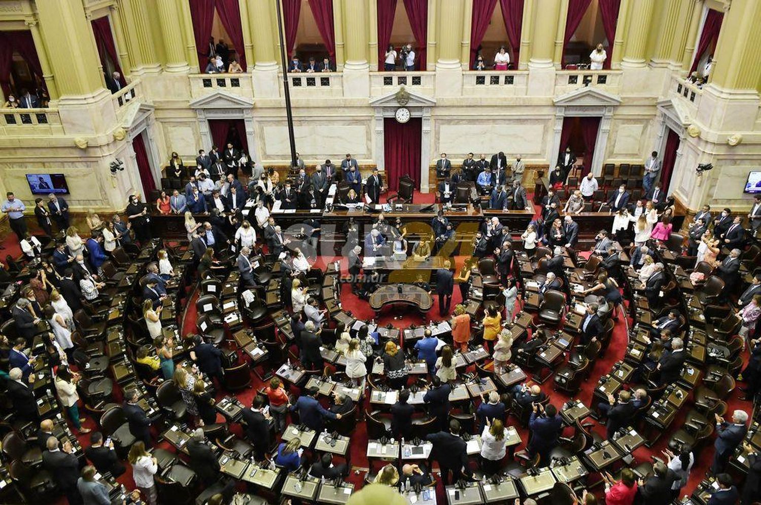 Juraron los 127 diputados electos y Massa fue reelecto como presidente