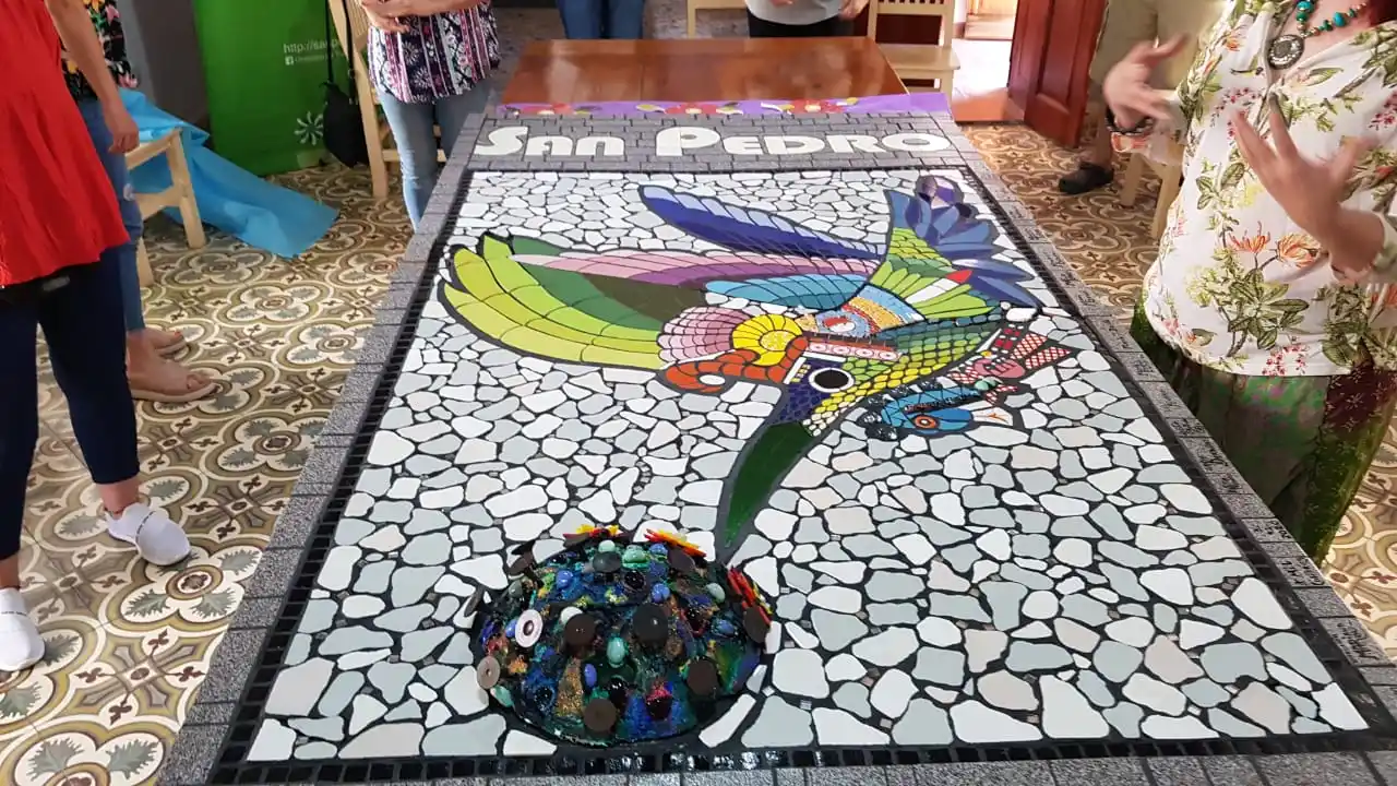 Mosaiquistas entregaron un mural para la costanera en homenaje al personal de salud