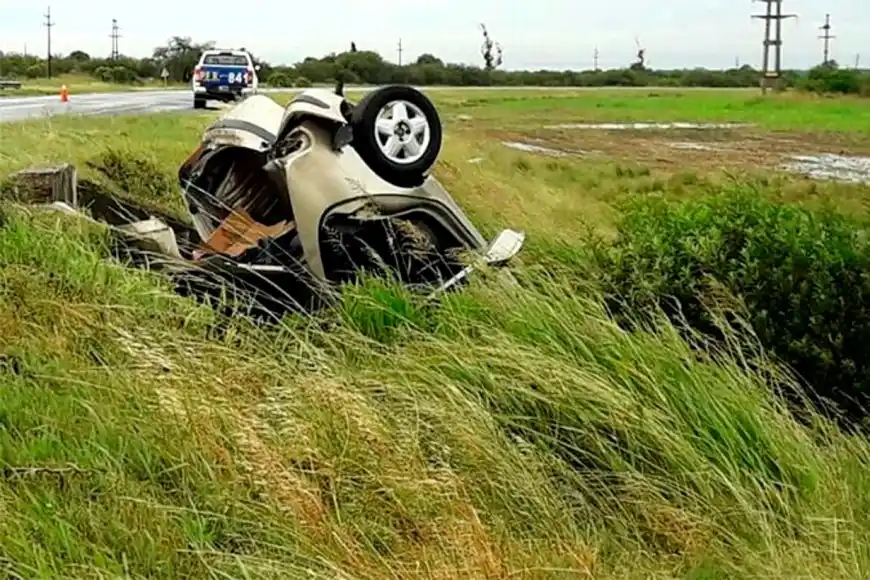 Dos oficiales de Policía resultaron ilesos tras un vuelco y posterior despiste