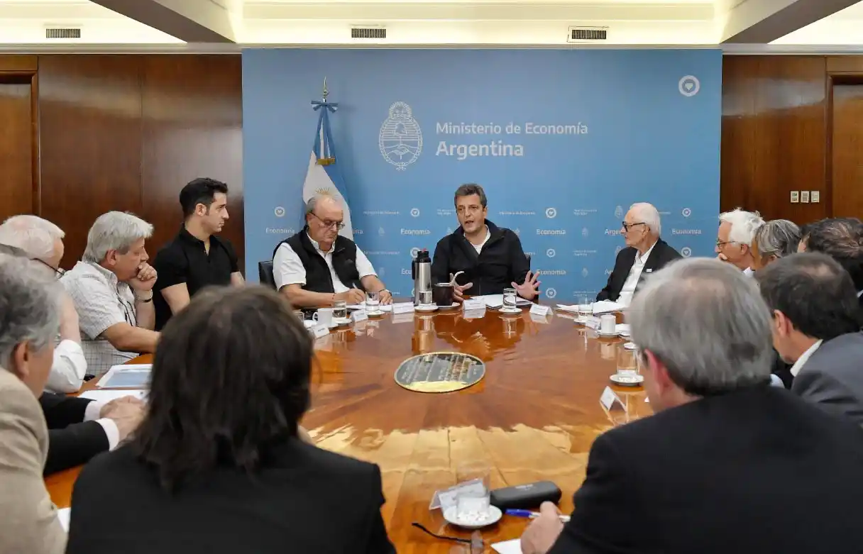Massa y colaboradores se reunieron con empresarios.