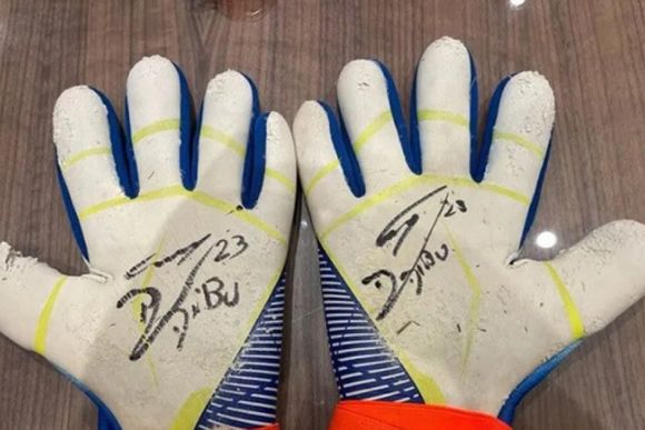 El Dibu Martínez subastará los guantes del Mundial a beneficio de un hospital
