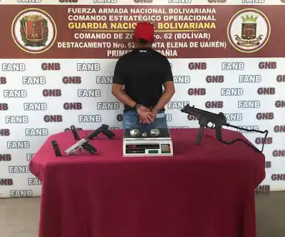 Agarraron a dos hombres con armas de fuego y drogas