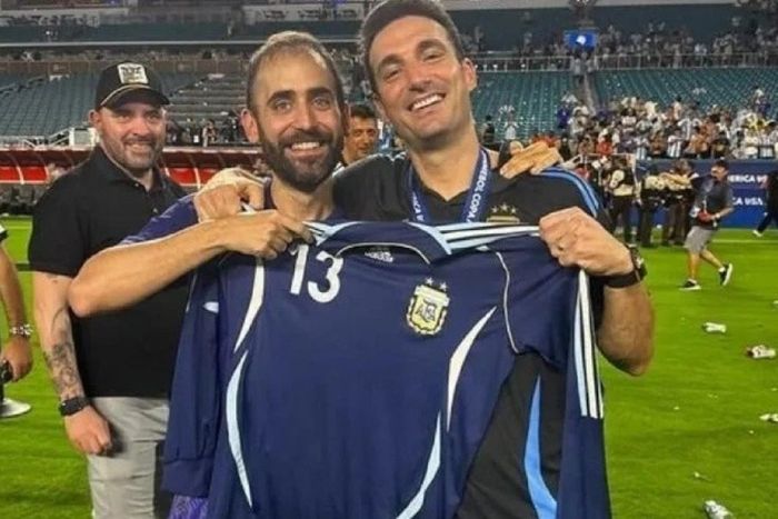 Los mismo protagonistas, con la camiseta azul modelo 2006.