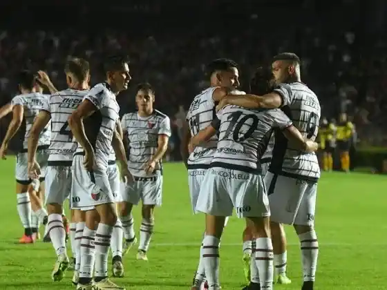 Colón le ganó a Nueva Chicago por 2-1 en el Cementerio