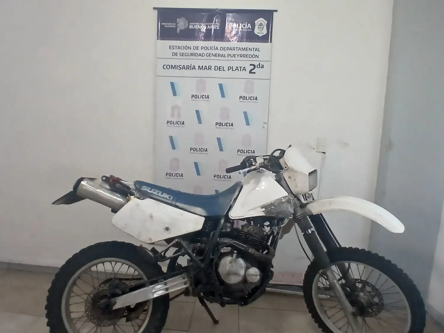 La moto circulaba por el centro y llamó la atención de los agentes.