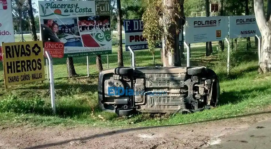 Alcoholemia positiva: pareja de jóvenes volcó en el parque