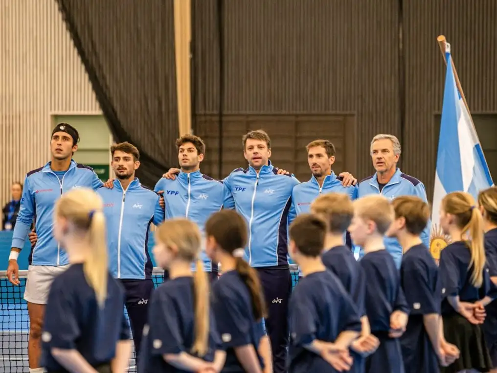 El equipo argentino en el momento del himno. (Foto: Prensa AAT)