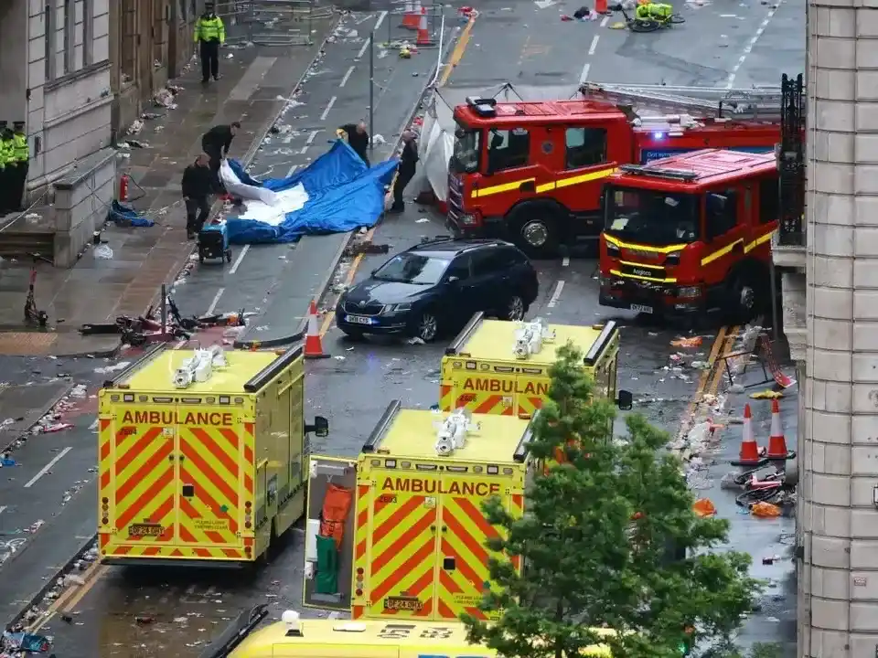 Dos heridos graves y 27 hospitalizadas tras el atropello.