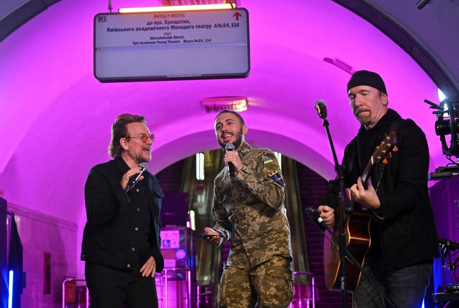 Bono da un concierto en el metro de Kiev