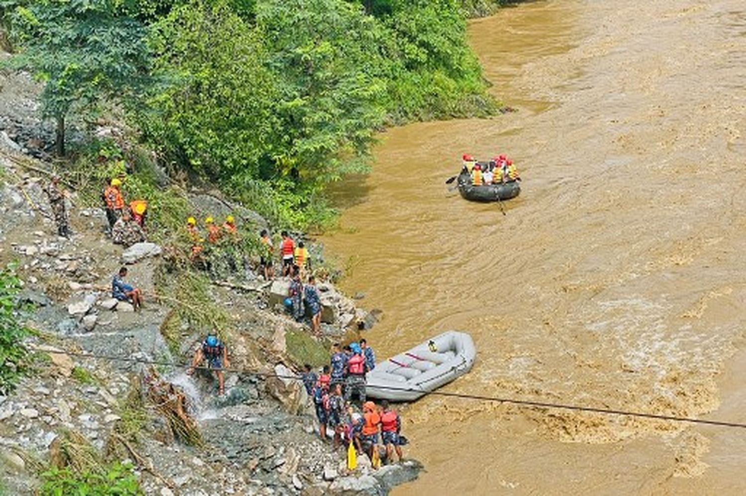 TRAGEDIA EN NEPAL: deslizamiento de tierra arrastra 2 autobuses, hay más 60 desaparecidos