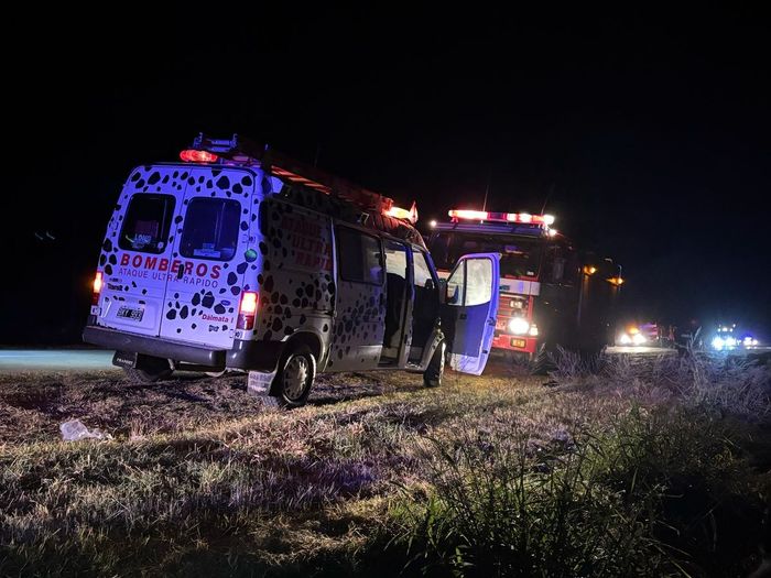 Un joven sufrió lesiones tras impactar con un vehículo abandonado en la Ruta 1 - 1