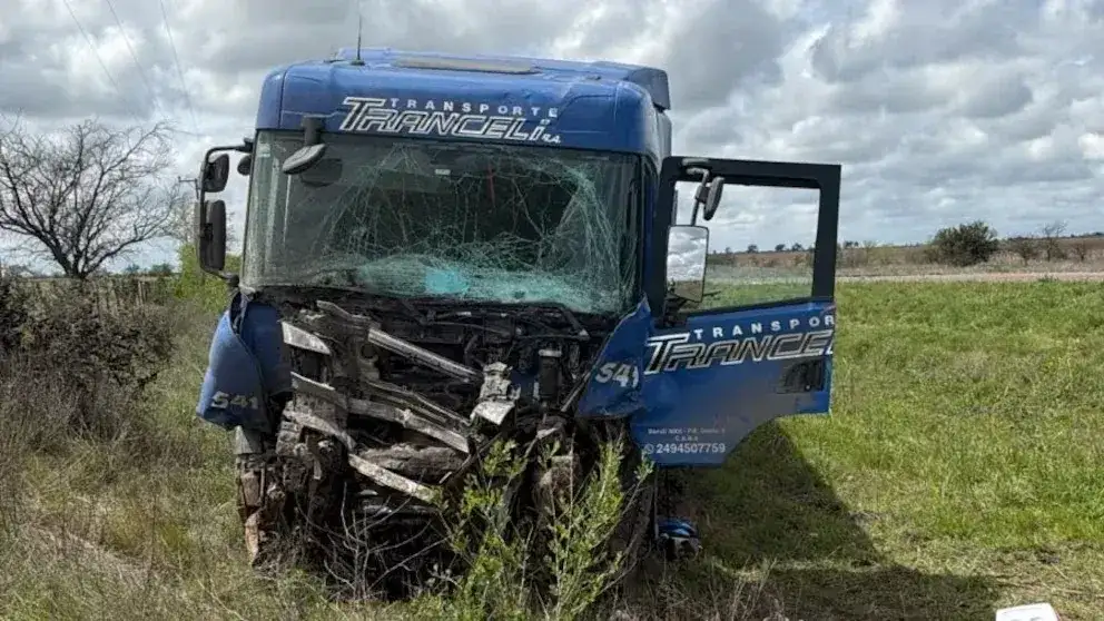 Un muerto y un herido grave tras un choque frontal entre un tractor y un camión en Doblas - 2