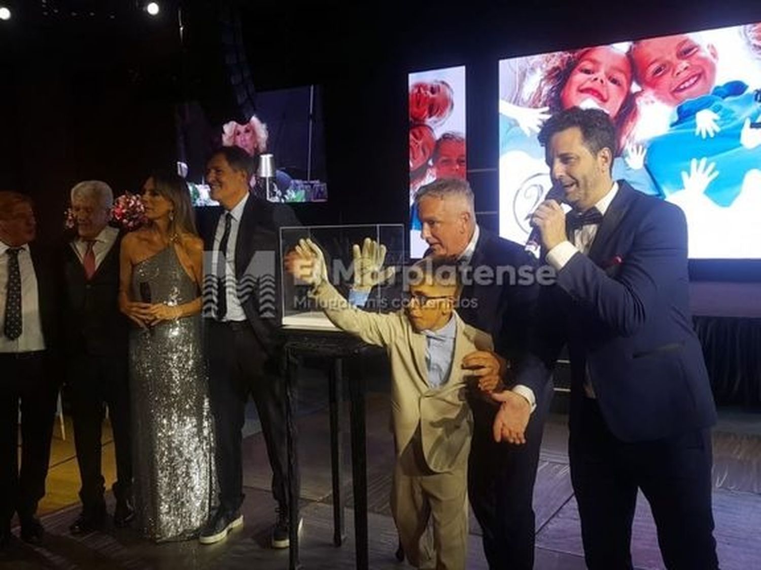 Solidaridad y fútbol: los guantes del Dibu Martínez, protagonistas de junta fondos rércord para un hospital marplatense