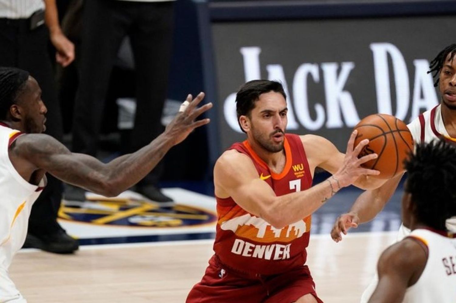 Campazzo volvió a jugar tras recuperarse de su lesión