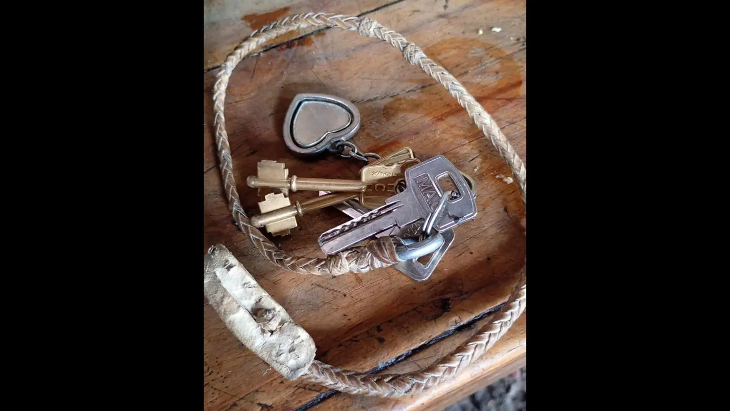 Encontraron llaves en semáforo de calle Salta