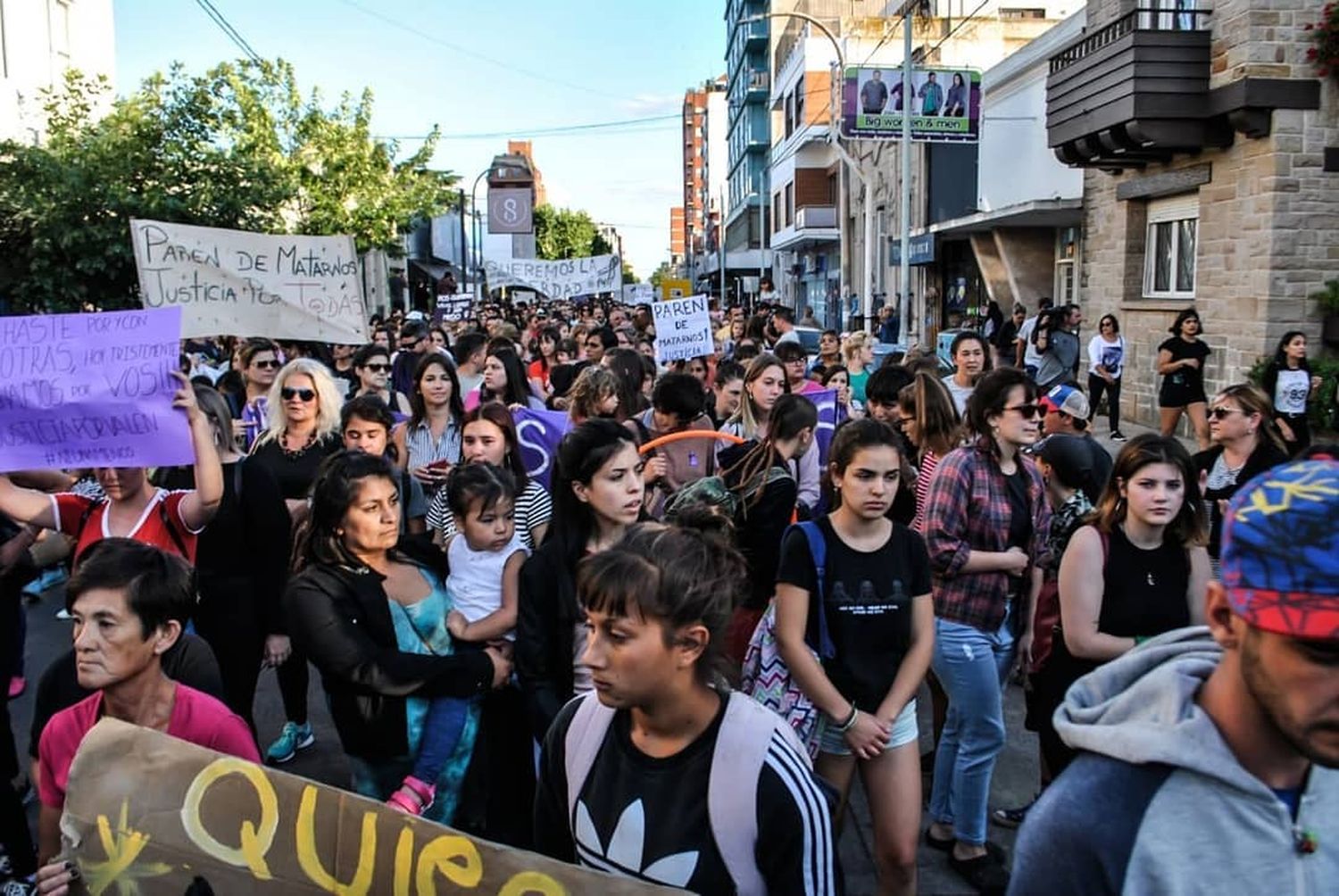 "Justicia por Valen": Multitudinaria marcha por el femicidio de Valentina Gallina en Olavarría