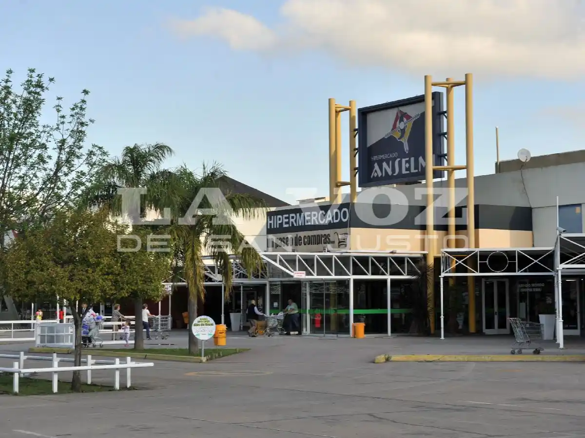 Le arrebataron la cartera a una mujer que salía del hipermercado 