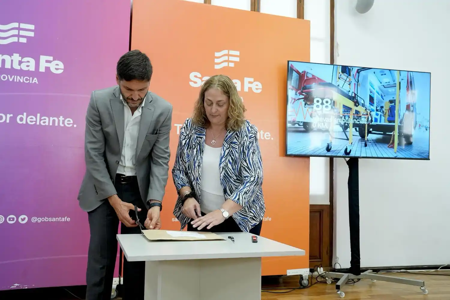 El gobernador Pullaro y la ministra Ciancio en la apertura de sobres en Rosario. Foto: GSF.