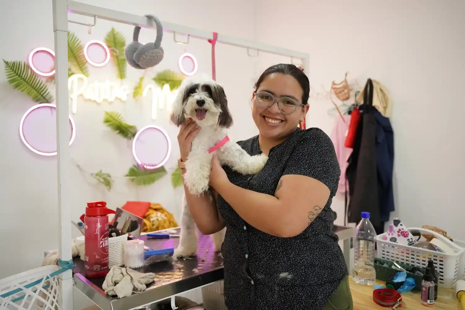 Rocío encontró en los perros su motor de vida y abrió su propia peluquería canina.
