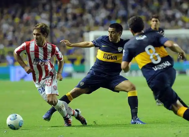 Ni Riquelme alcanzó, Boca volvió a perder