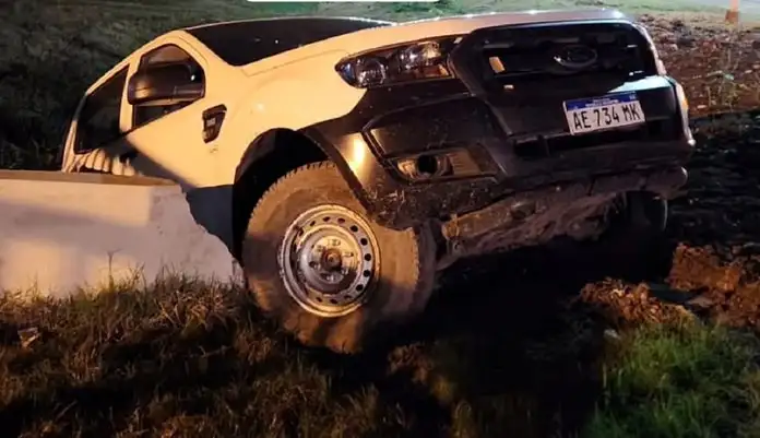 Tragedia vial: Falleció el conductor de una camioneta tras despistar y caer en una zanja