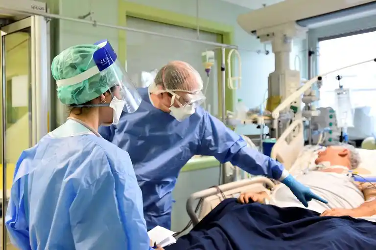 Mataba a pacientes para“liberar” camas: los mensajes que lo delatan