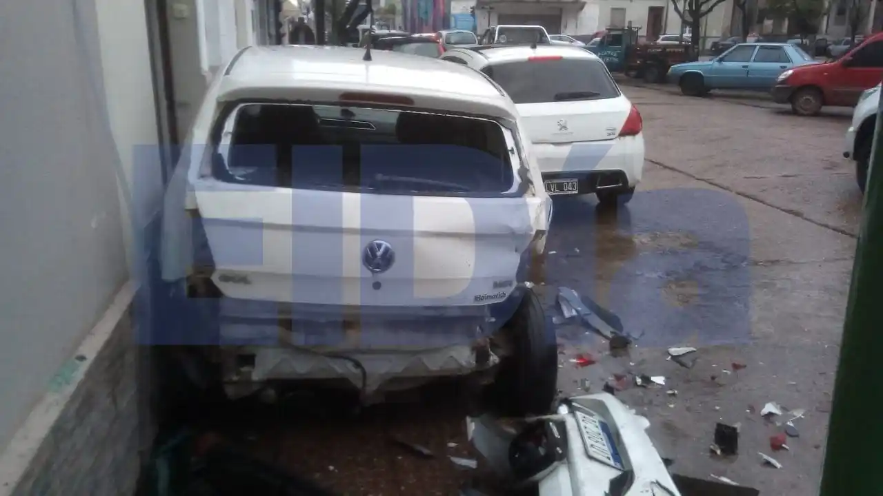 Cuádruple choque termina con un auto arriba de la vereda frente a la plaza San Martín