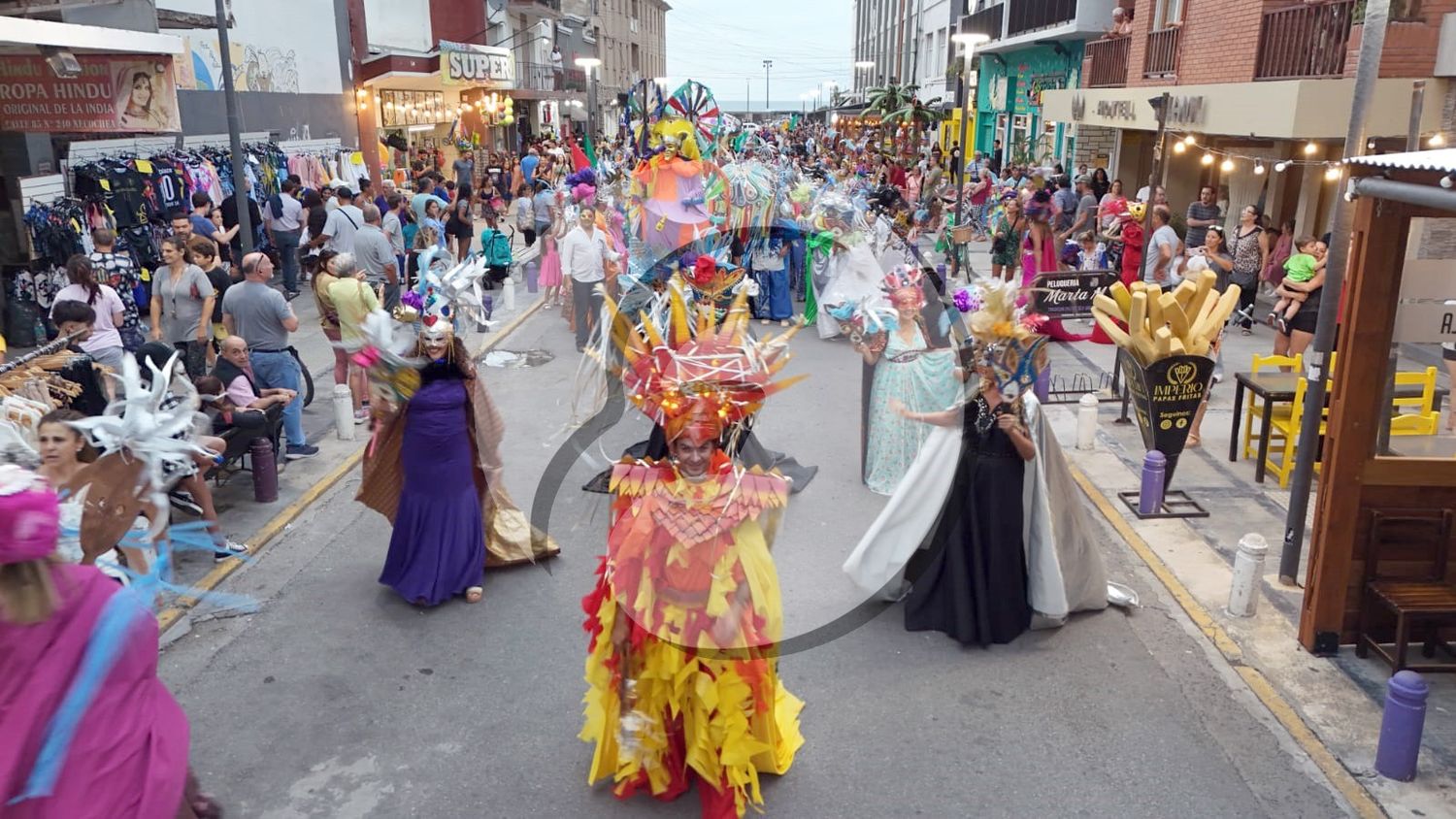 Gran despliegue. Tuvo el Carnaval de Máscaras en la Villa Díaz Vélez