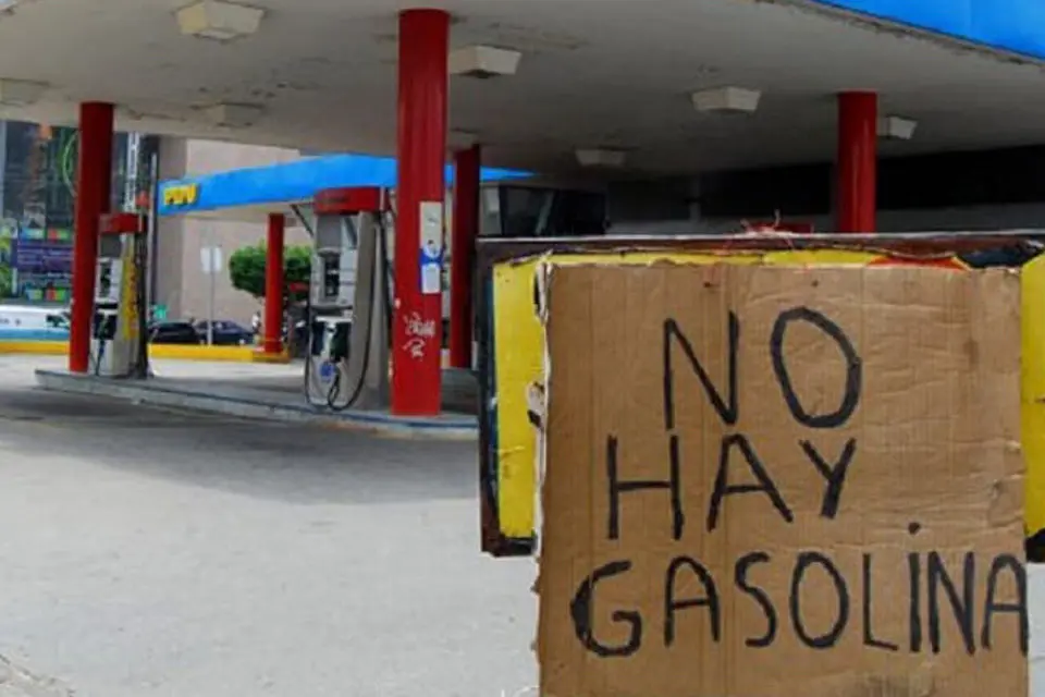 Las emergencias no esperan: camión de Bomberos de Trujillo se quedó sin gasolina y tuvo que ser empujado