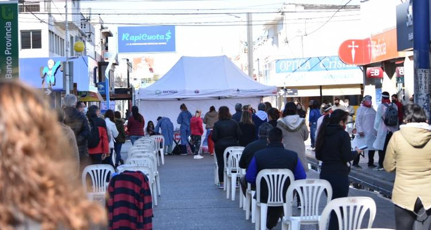 Test de anticuerpos: largas colas desde temprano para la muestra de sangre en el centro