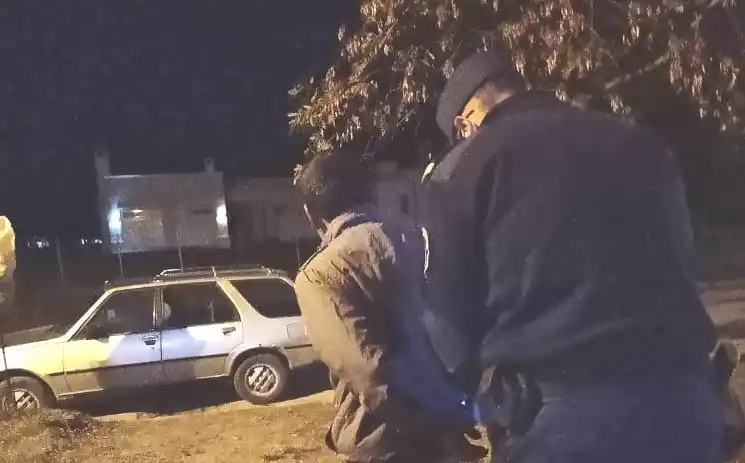 Entró a la casa de un anciano, lo amenazó con un arma blanca y se llevó dinero