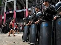 Mucha seguridad para custodiar las instalaciones y alrededores del "Coloso M.Bielsa" en el Parque Independencia. Foto: Rosario3