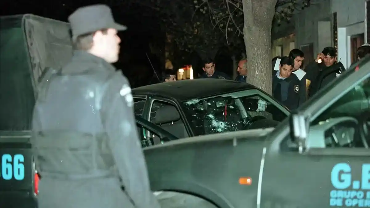 Así quedó el auto con el que escapan los delicuentes