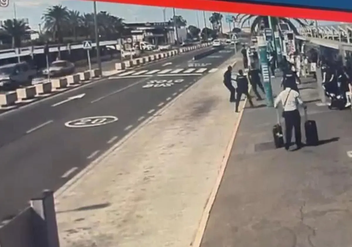 Captura de la cámara de seguridad del momento del incidente en el aeropuerto de Gran Canaria