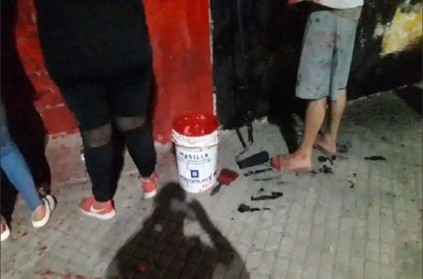 Fueron detenidos 13 jóvenes por pintar murales de Newells en la zona sudoeste