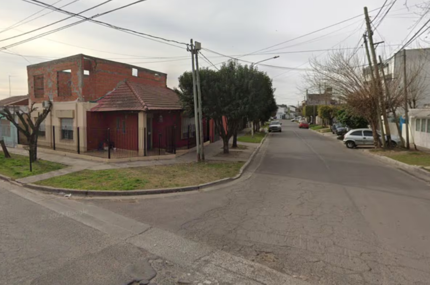 El delincuente abandonó a su cómplice en la intersección de las calles Santa María y Avellaneda, en Morón. (Foto: Google Street View)