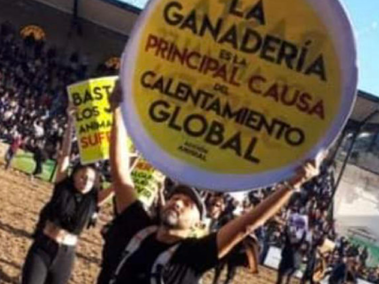 Activistas irrumpieron en la Pista Central de la Rural en protesta por el cambio climático y los echaron