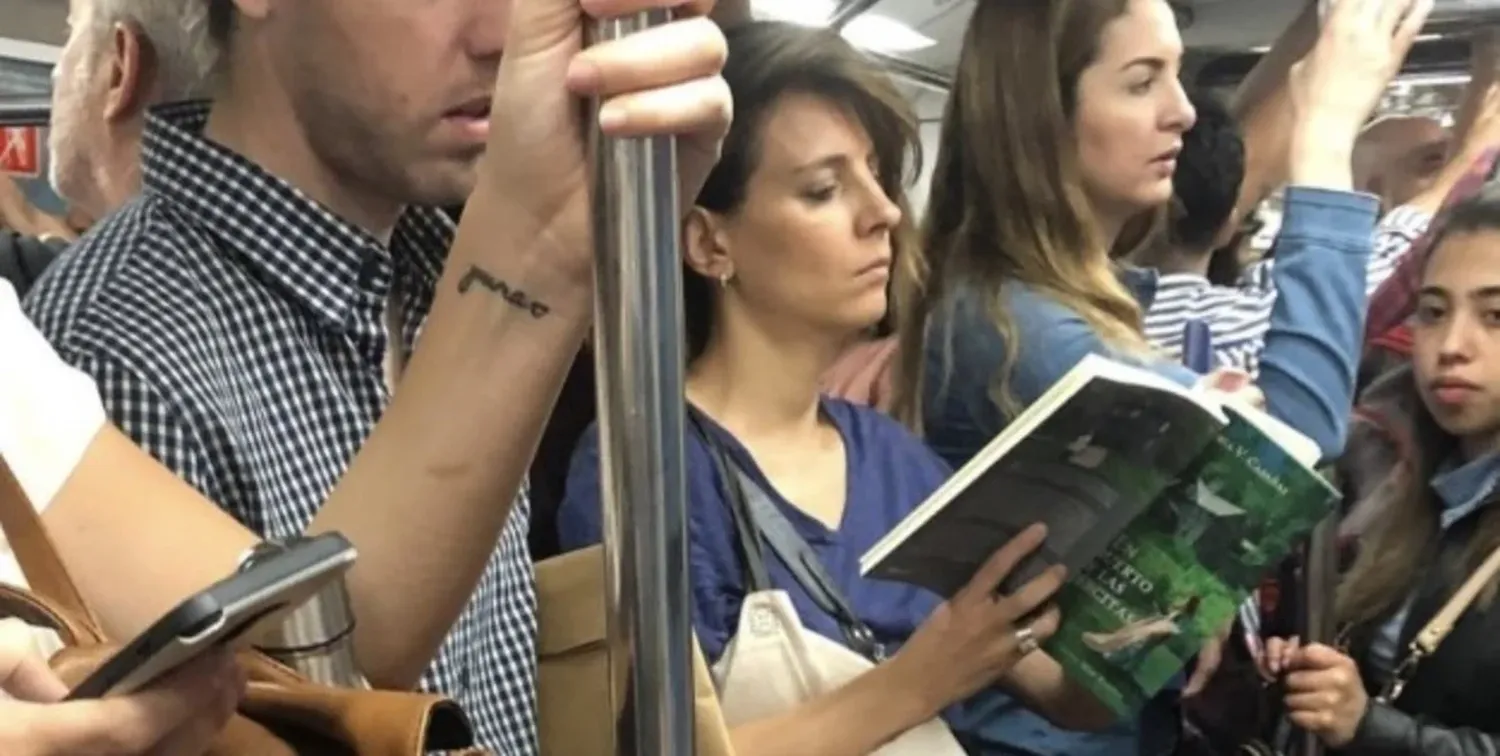 Un libro abierto en las idas y vueltas del trayecto de un subte, ahuyenta el posible tedio del recorrido, constituye el sostén frente a los esporádicos arrebatos de la existencia que saben corroer -con el ácido del sinsentido- en el momento menos pensado y banal.