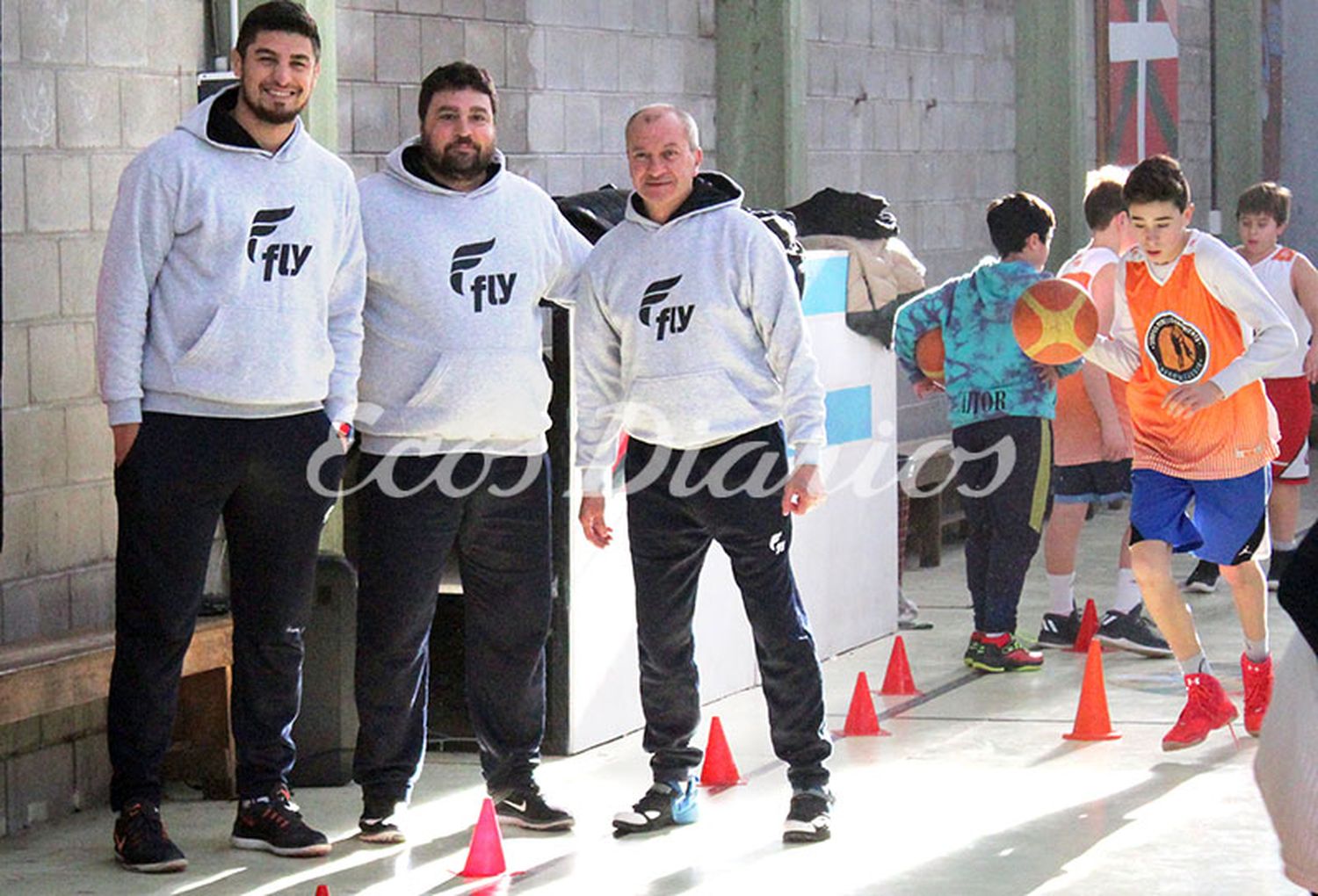 Pelota al aire en el campus de básquet