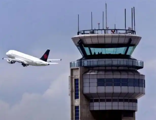 La torre de control de Ezeiza, bloqueada por un piloto cantando “Despacito”
